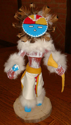 Cette poupée fétiche ou kachina doll est en bois, cuir, plumes, peau de lapin